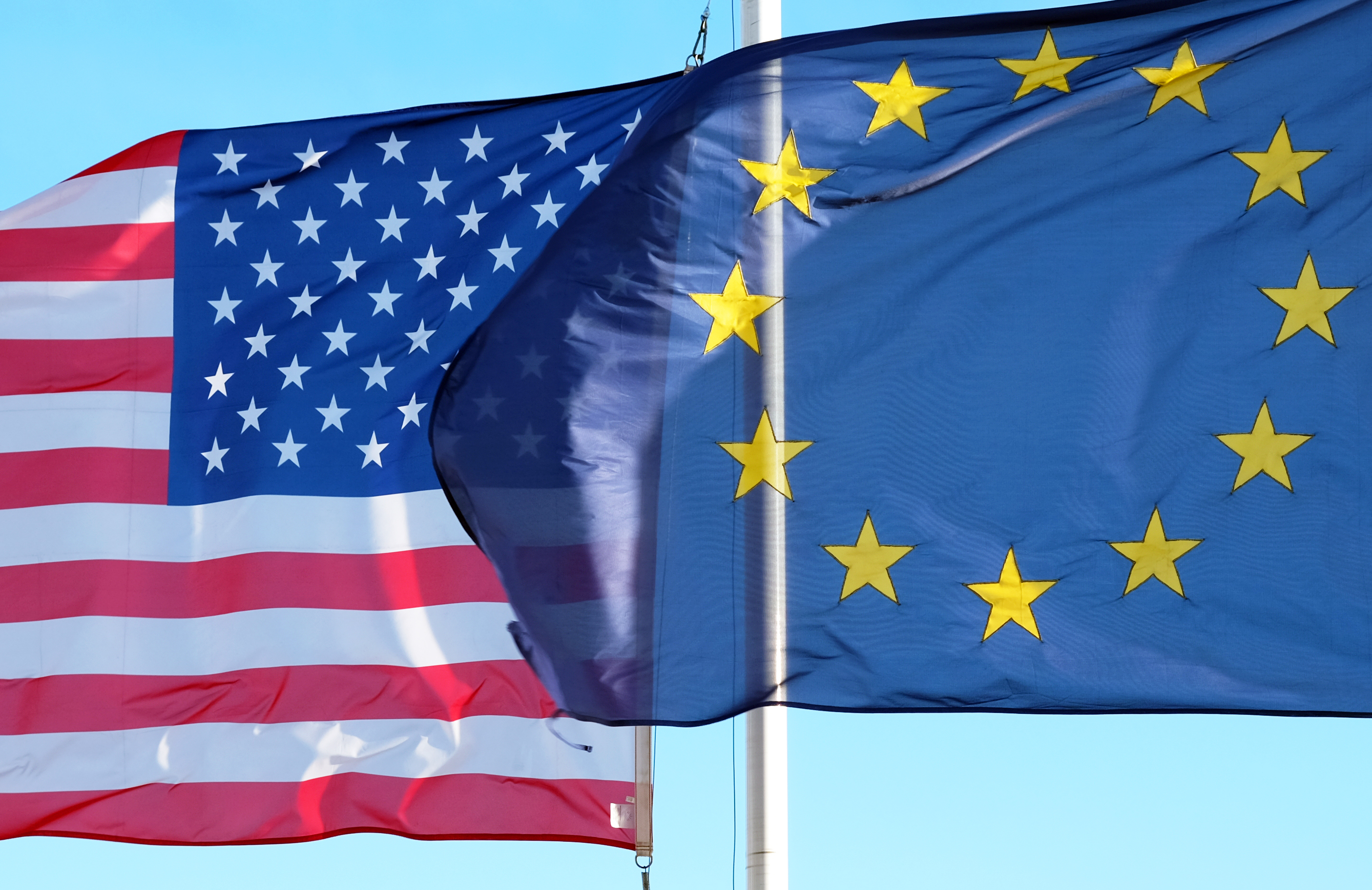 Евросоюз страны сша. Флаги ЕС И США. Европейский Союз и США. Евросоюз США Россия. Флаг США И Евросоюза.
