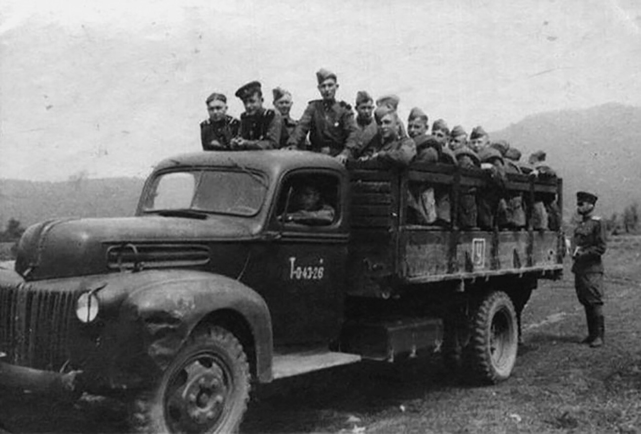 Советская пехота на грузовике «Форд-6».