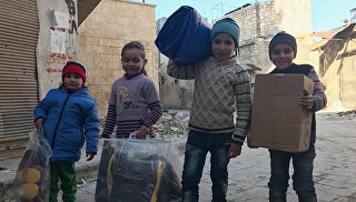 Дети, получившие первую гуманитарную помощь в восточном квартале Алеппо. Архивное фото