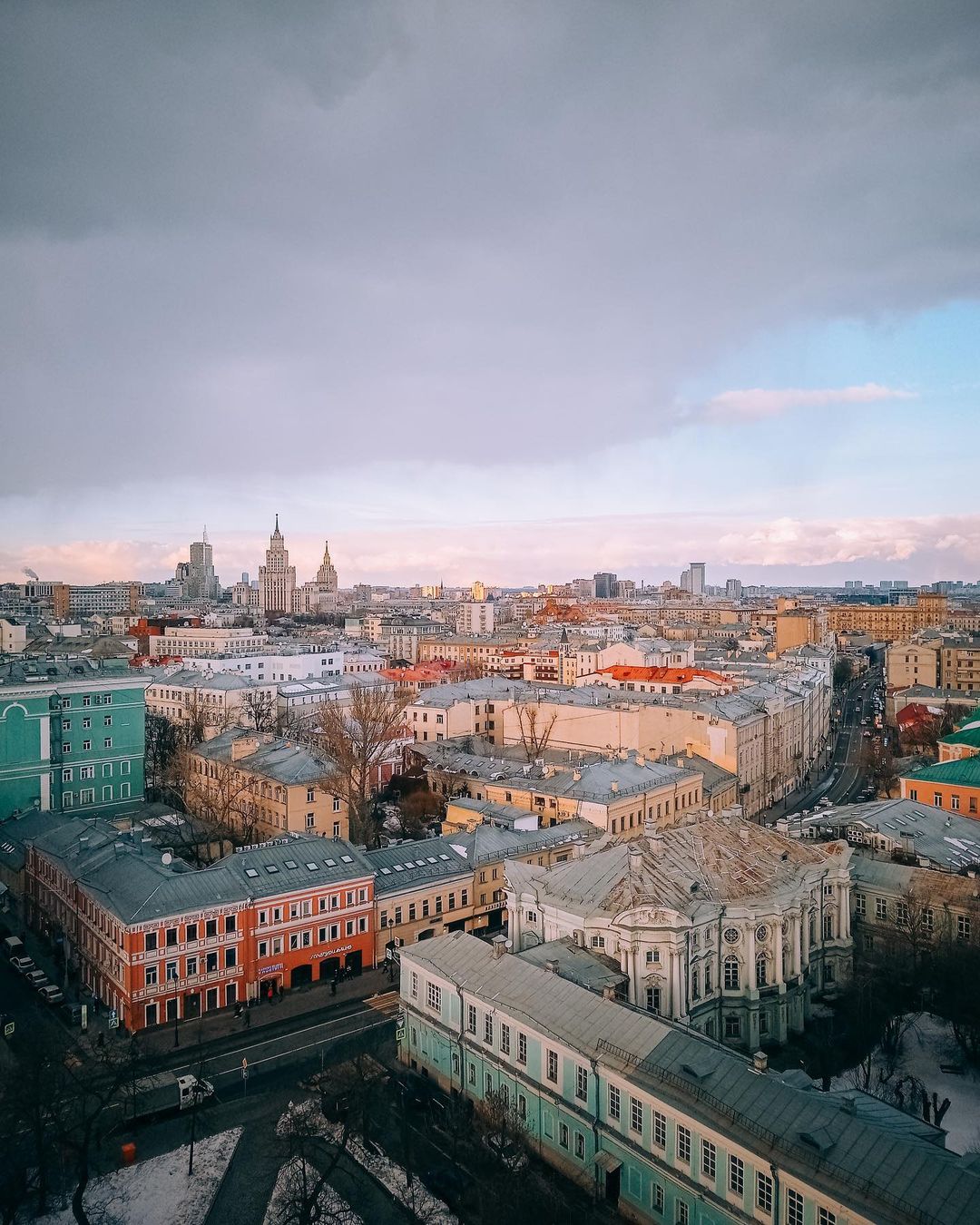 Москва на снимках Ильи Воробьёва, влюблённого в свой город Воробьев, профессионально, купил, антикварной, лавке, Стамбула, Начинал, снимать, телефон, спустя, когда, увлечение, переросло, нечто, большее, заниматься, столом, фотографией, раскрыл, секрет