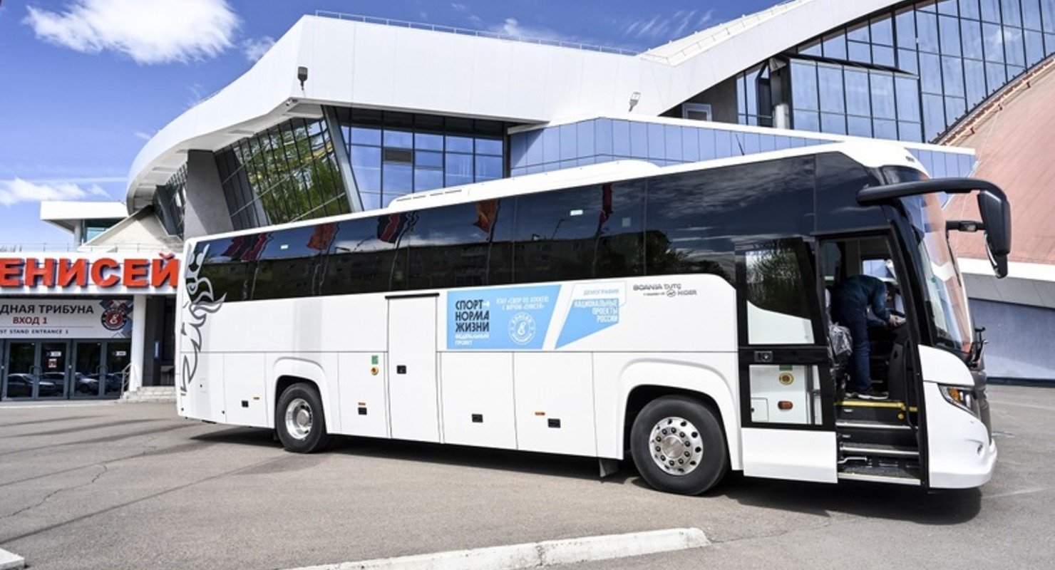 Потратили бюджет правильно: молодым спортсменам подарили суперавтобус