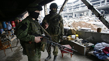 Сепаратисты ДНР возле разрушенного Донецкого международного аэропорта