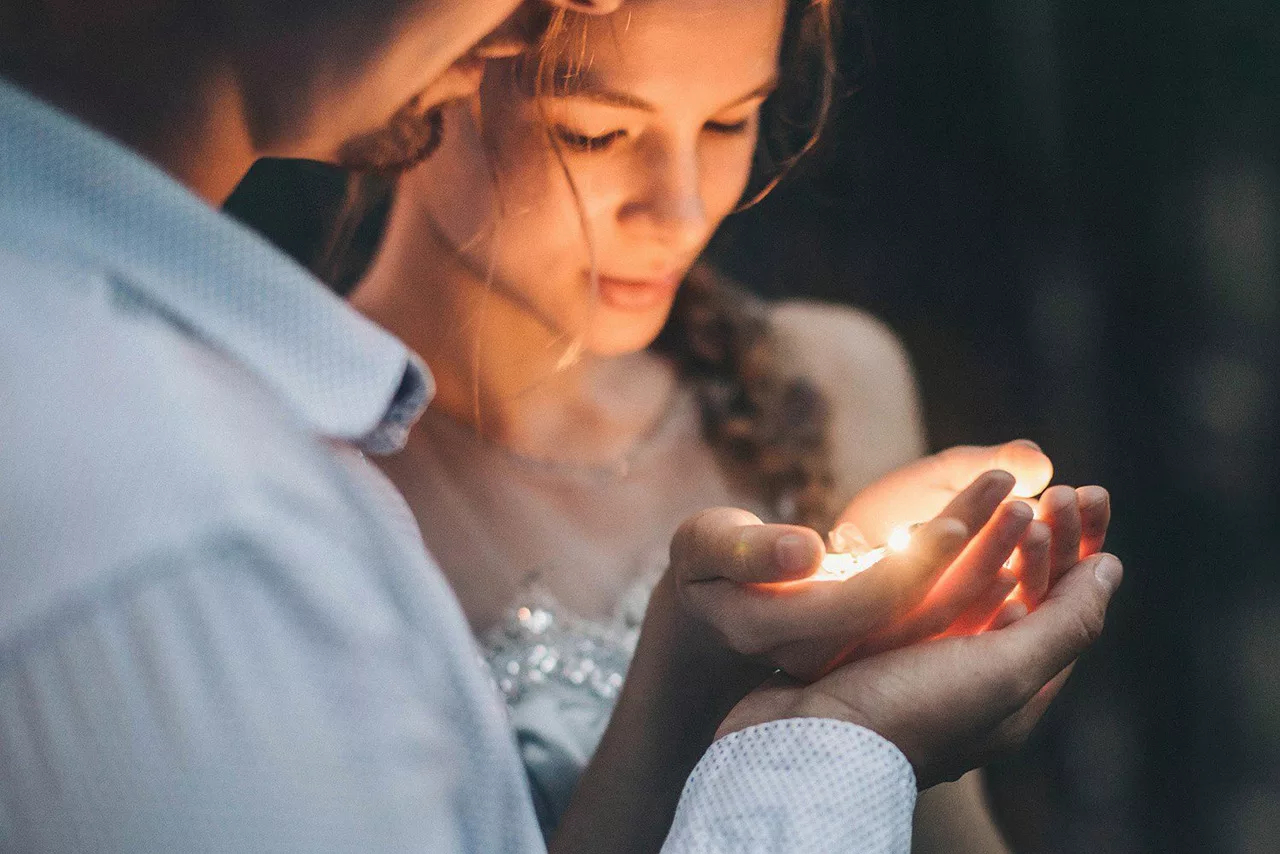 слова не значат ничего поступки. фразы про отношения. любовь проявляется в действиях. в чем проявляется любовь. рядом друг с другом.