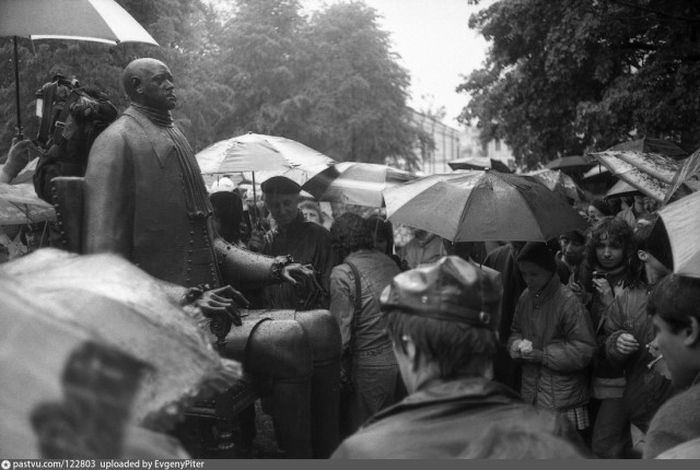 Ленинградцы-петербуржцы (городу возвращено историческое название 6 сентября 1991 года, но закон вступил в силу в следующем, 1992 году) встречают Петра I в Петропавловской крепости. история, факты, фото