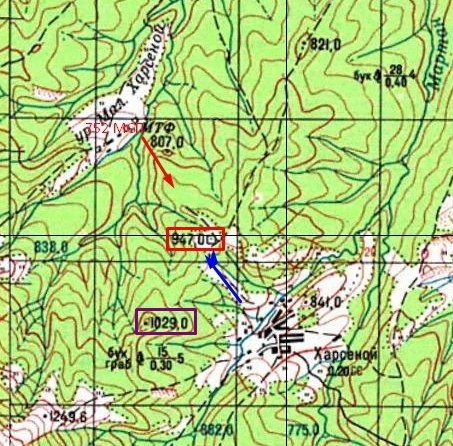 Примерная схема на карте - обозначена высота 947,0, где происходил бой, высота 1029, с которой одна из групп разведчиков ушла 21-ого числа на поддержку 231-ой РГ. Красная стрелка - примерное направление, откуда подходили мотострелки из 752-ого полка к высоте 947,0 Синей стрелкой обозначен примерный маршрут, по которому могли двигаться из села боевики. Карта ГШ СССР 1990 г.