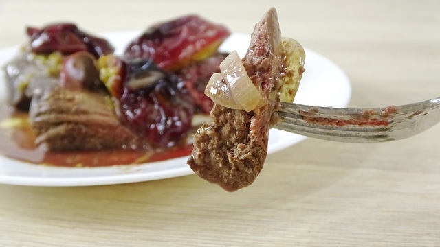 Фото к рецепту: Куриная печень под сливами