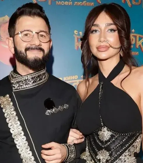 Михаил Галустян впервые вышел в свет с новой девушкой Галустян, Лилия, КиосеМихаил, назад, возлюбленной, визажисткой, Киосе, известно, вместе, Виктория, области, гриму, художницей, работает, немного, Архангельской, родом, телепроектах, артиста, 35летней