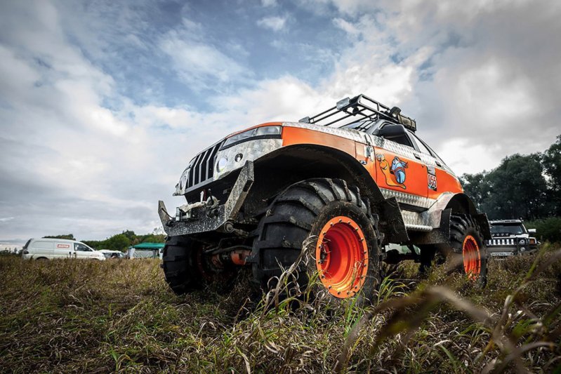 Чудо-юдо ВАЗ-2112 на огромных внедорожных колесах Чудо-юдо ВАЗ-2112 на огромных внедорожных колесах