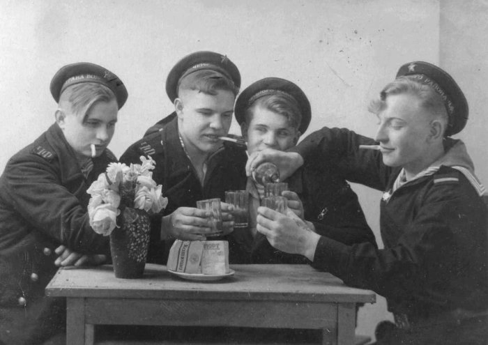 «Наркомовские 100 грамм»: правда ли, что русские солдаты пили казенную водку во время войны постоянно «Наркомовские 100 грамм»: правда ли, что русские солдаты пили казенную водку во время войны постоянно