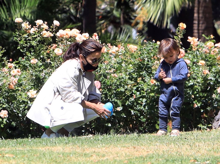 Познавая мир: Ева Лонгория и ее сын Сантьяго исследуют парк возле дома Познавая мир: Ева Лонгория и ее сын Сантьяго исследуют парк возле дома Дети,Дети знаменитостей