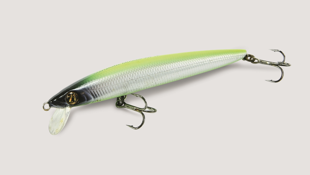 Pontoon 21 Marionet Minnow 90F (7,1 г — 90 мм). На вид это обычный минноу, но в мой основной боевой комплект он попал благодаря особой изюминке. Воблер исправно работает на рывках, чётко и ровно рыская из стороны в сторону. Лопасть достаточно широкая, отчего он неплохо отзывается на простую равномерную проводку. На ваш фирменный стиль проводки он наверняка ответит тем же. Применять его следует для ловли щуки в мелководных «жабовниках», где глубина не превышает 0,5 м. Лучше использовать проводку средней активности или медленную. Именно при таком темпе приманка работает лучше всего и привлекает внимание щуки. Резкие рывки не нужны. Воблер не требует особых изысков в проводке и на него отлично ловится разнокалиберная щука. Применяю Marionet в течение всего сезона, но основное время приходится на весну и лето. Настоятельно рекомендую иметь приманку в нескольких вариантах окраски. Смена цвета часто срабатывает при долавливании неклюнувшей щуки.