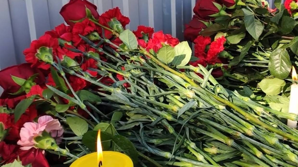 Жители Вологды несут цветы и игрушки к месту убийства девятилетней девочки