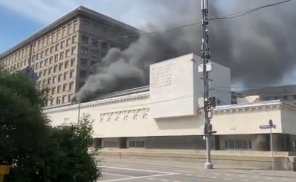 В Москве загорелось здание Академии Минобороны 