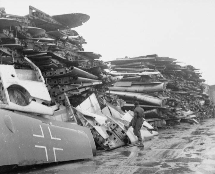 Обрезанные крылья люфтваффе -  куча близ Ганновера, осень 1945 года. Собрана со всей северо-западной Германии и Дании и отправлена в Великобританию для переработки