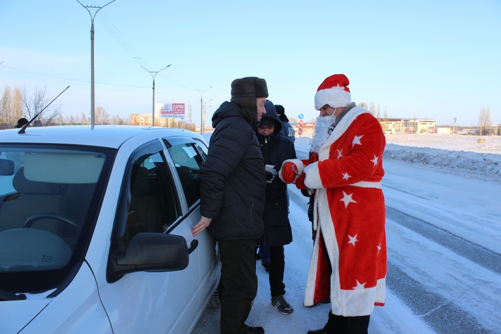 Инспекторы ГИБДД массово переодеваются в Дедов Морозов гибдд,Дед Мороз,курилка,невероятное на дорогах