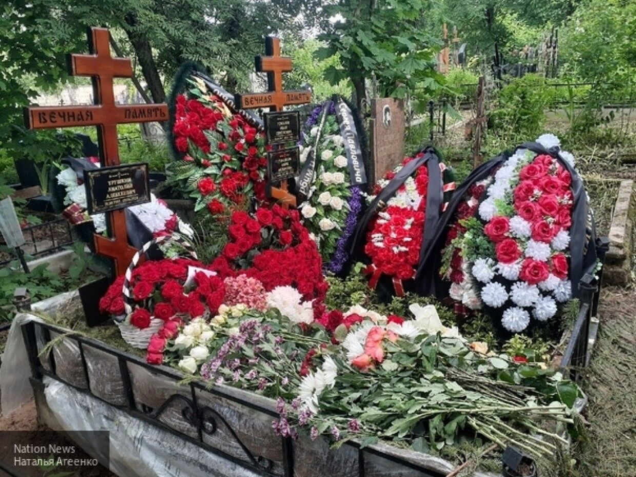 Показать могилу навального. Могила сатирика Анатолия Трушкина.
