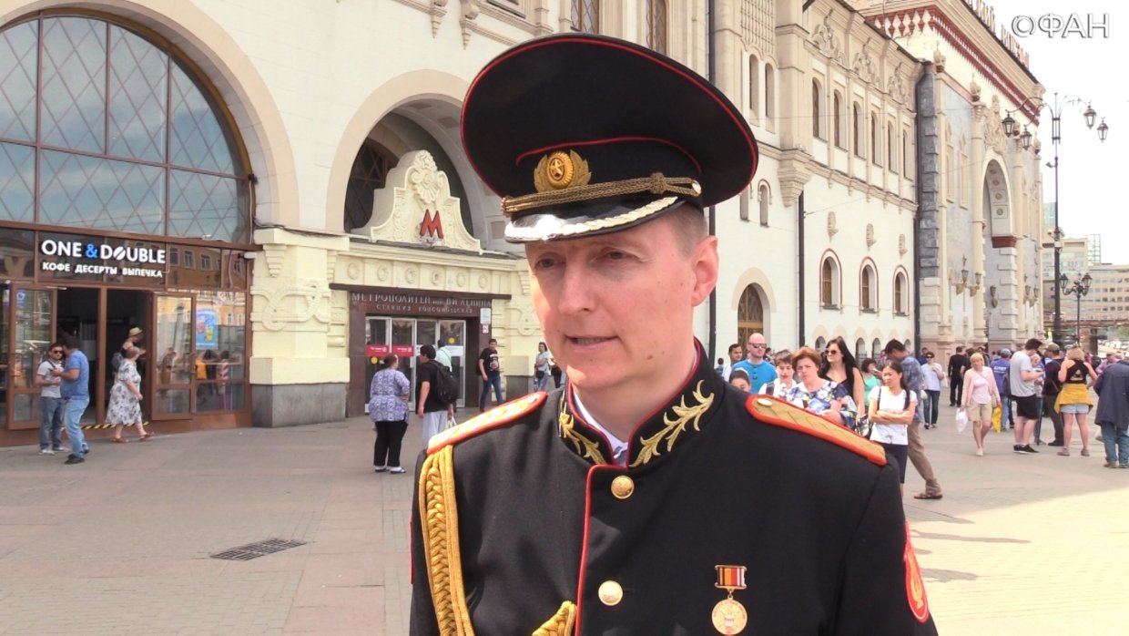 Военный оркестр исполнил песню Бейонсе на Площади трех вокзалов. ФАН-ТВ