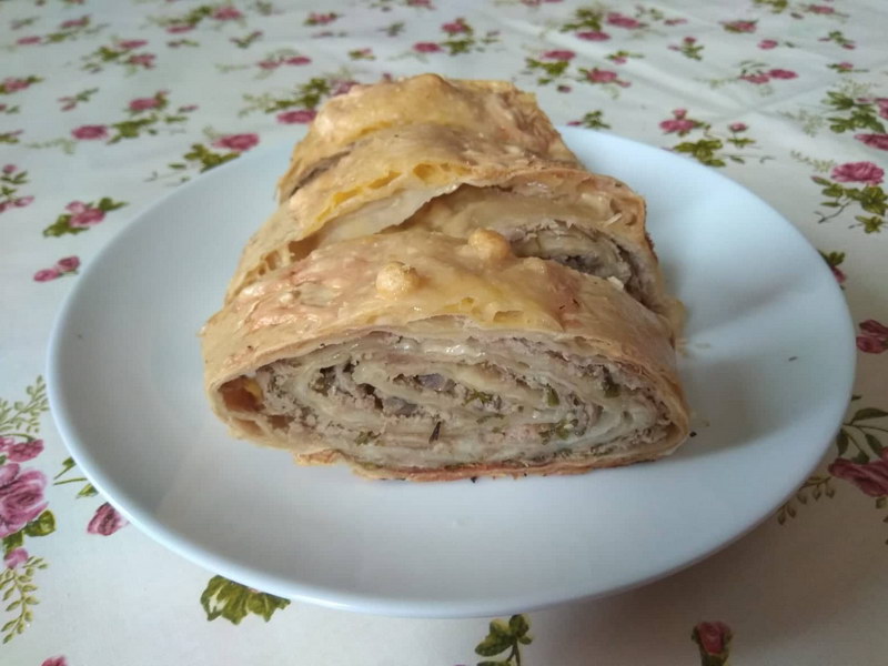 Запечённый рулет из индейки и грибов в лаваше