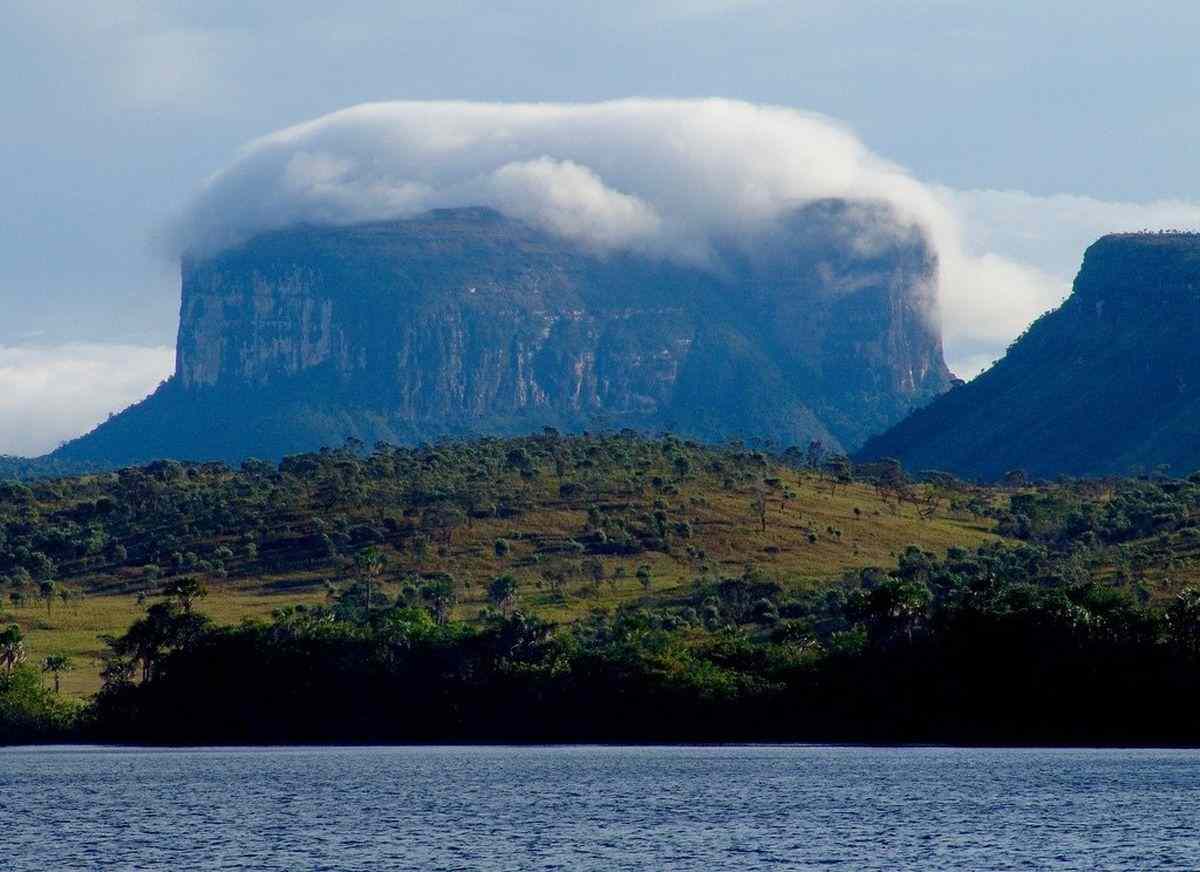 Самый высокий водопад гвианском плоскогорье. Венесуэла плато Рорайма. Гора Рорайма, Южная Америка. Столовые горы Рорайма Венесуэлы. Венесуэла горы Тепуи.