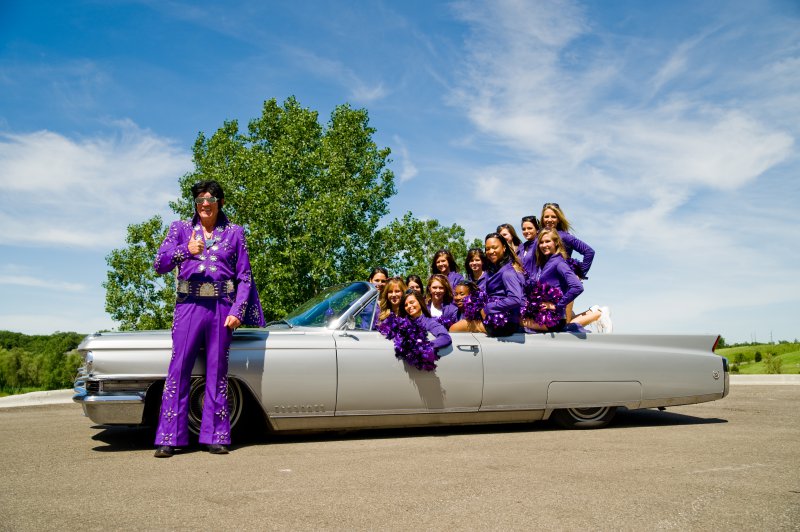 Пробка на колёсах: мастер превратил развалившуюся малолитражку в звезду авто-шоу Пробка на колёсах: мастер превратил развалившуюся малолитражку в звезду авто-шоу