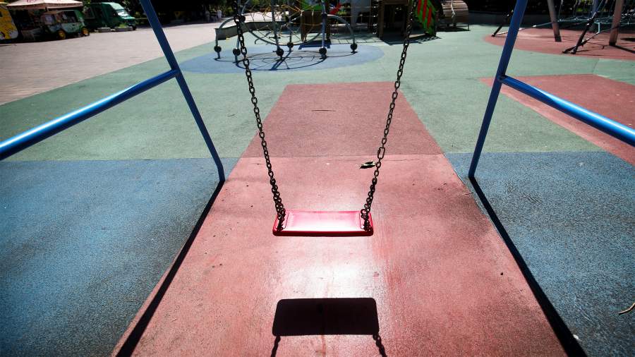 Дворовая травма: почти 70% нарушений на детских площадках никто не исправляет