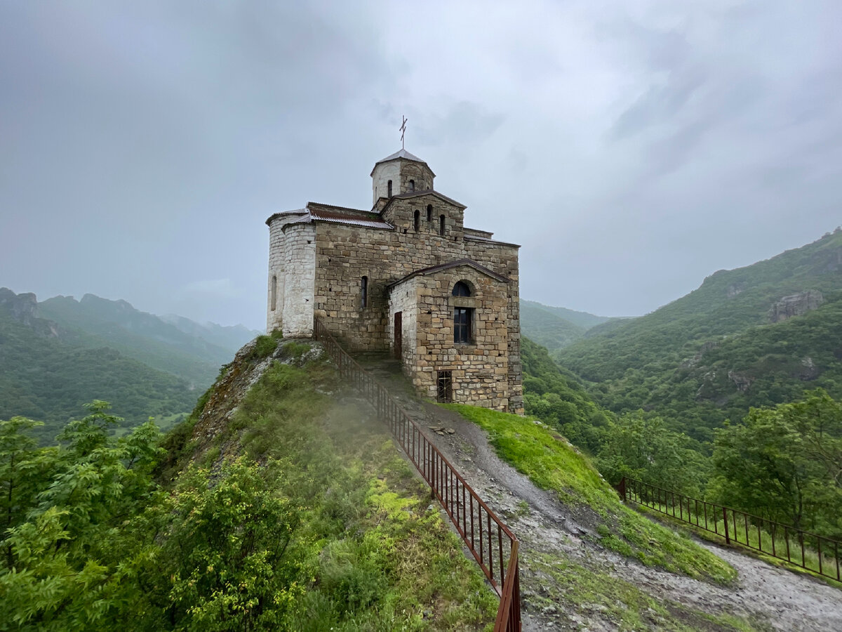 Шоанинский храм карачаево. Шоанинский храм Домбай. Сентинский храм Карачаево-Черкесия. Сентинский храм Архыз. Сентинский храм и Шоанинский храм.