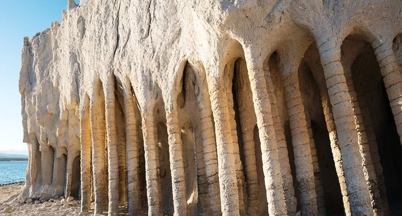 Загадочные колонны озера Кроули в Калифорнии