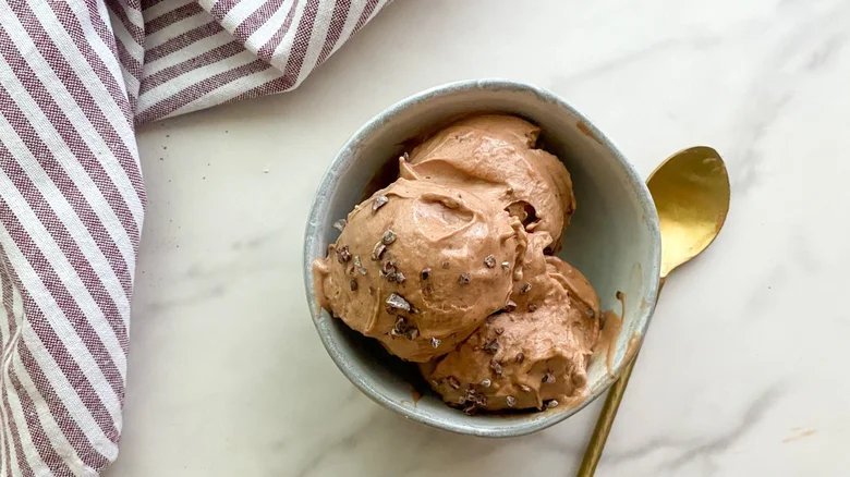 Шоколадно-банановое мороженое без молока и сливок десерты