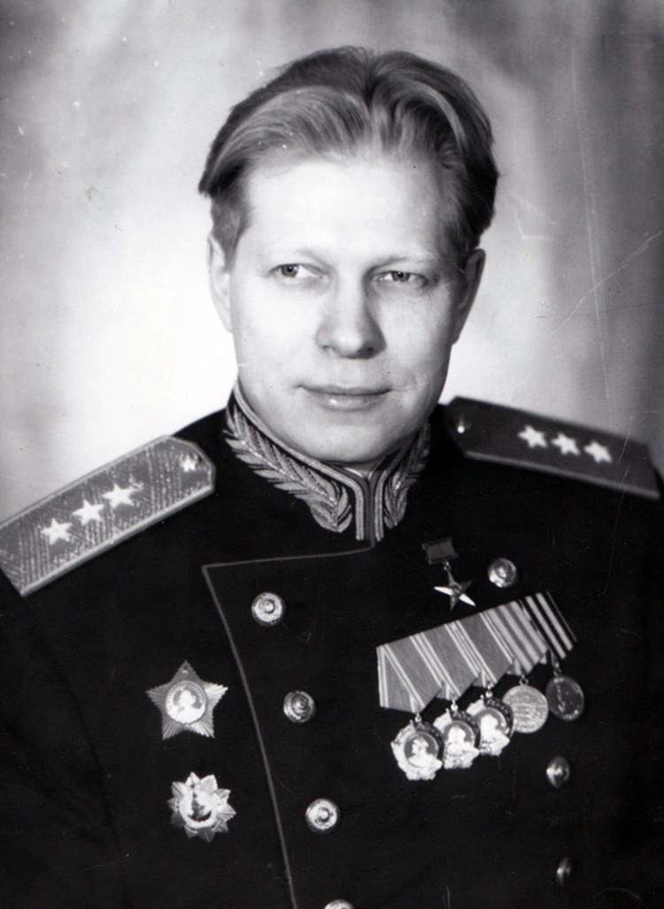 Дмитрий Федорович Устинов, который в 29 был директором крупного оборонного завода в Ленинграде, в 32 стал наркомом вооружений СССР
