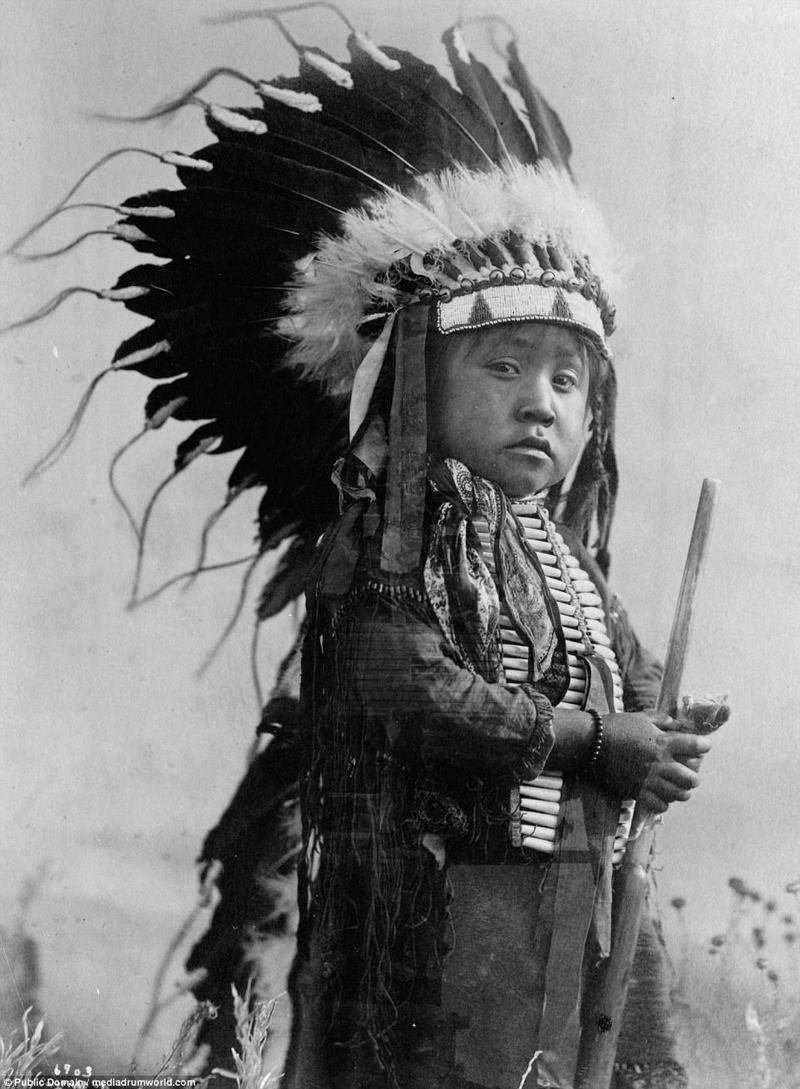 Известно, что племя образовалось путем слияния двух родственных племен - тсистсистас (сами шайенны) и сутайо (сутаи). На фото - мальчик из племени в традиционной одежде, 1907. аборигены, индейцы, исторические кадры, история, племена, редкие фото, сша, фото
