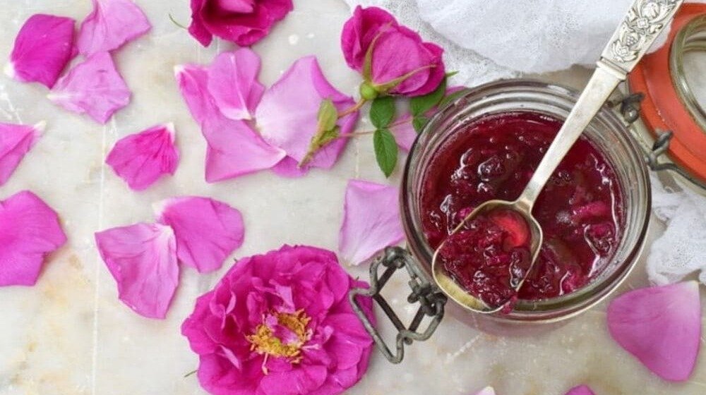 Розовое масло из лепестков роз в домашних условиях как сделать рецепт с фото