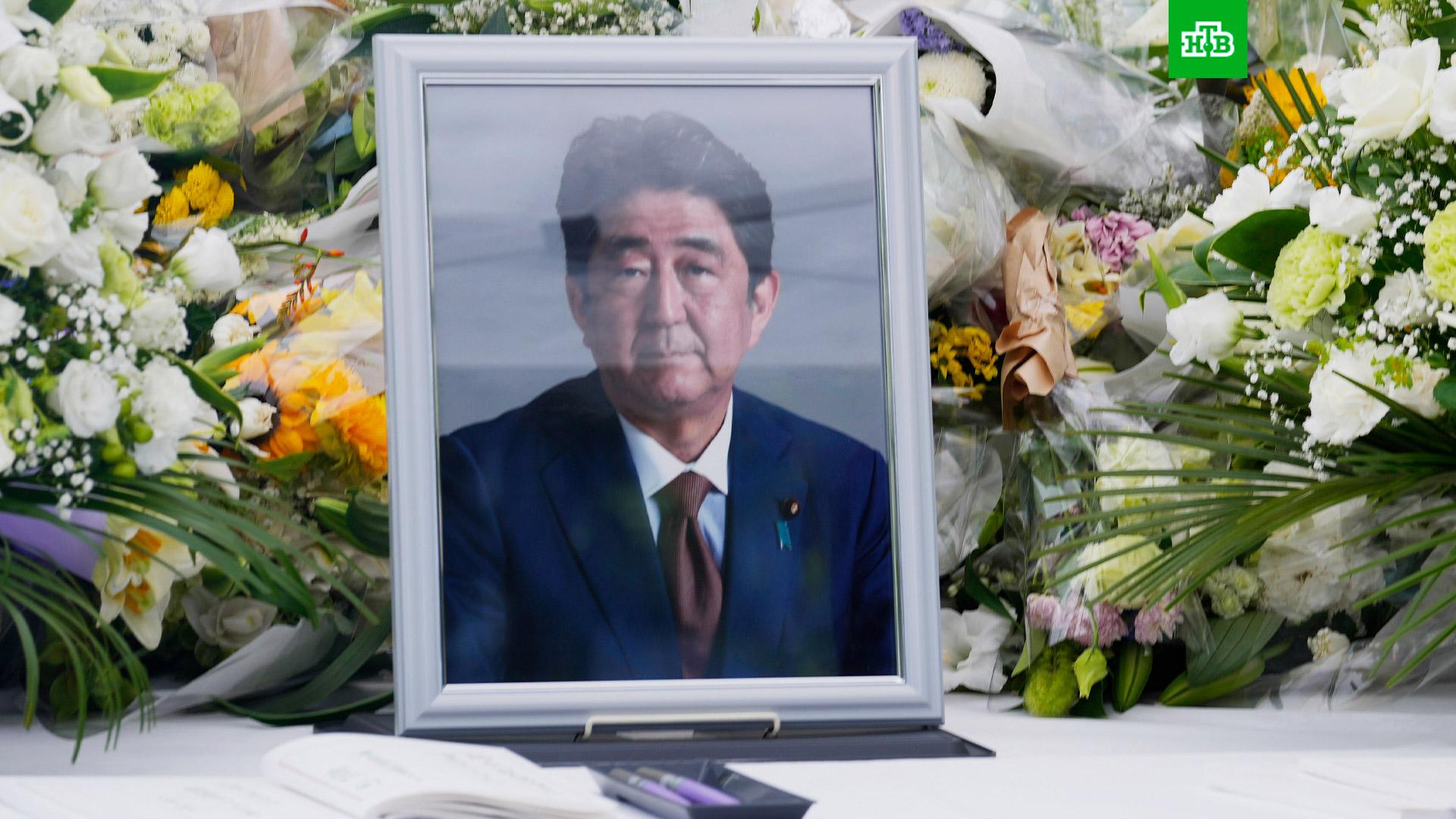 Премьер министр убили. Министр Японии Синдзо Абэ. Покушение на премьер министра Японии.