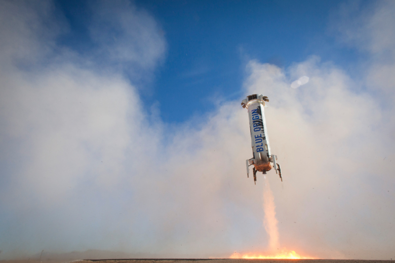 Реактивная посадка суборбитальной ракеты New Shepard. Фото Blue Origin.