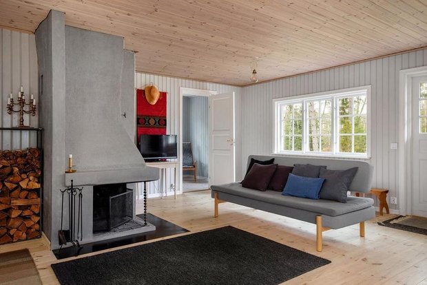 Простой дачный домик, который легко повторить: пример из Швеции комнаты, камин, природы, получился, только, Здесь, интерьер, посередине, кантри, стиле, другойКухня, гостиную, стороны, одной, кухню, делит, уютным, пространство, делает, уютно
