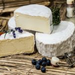 Сыр бри в разрезе