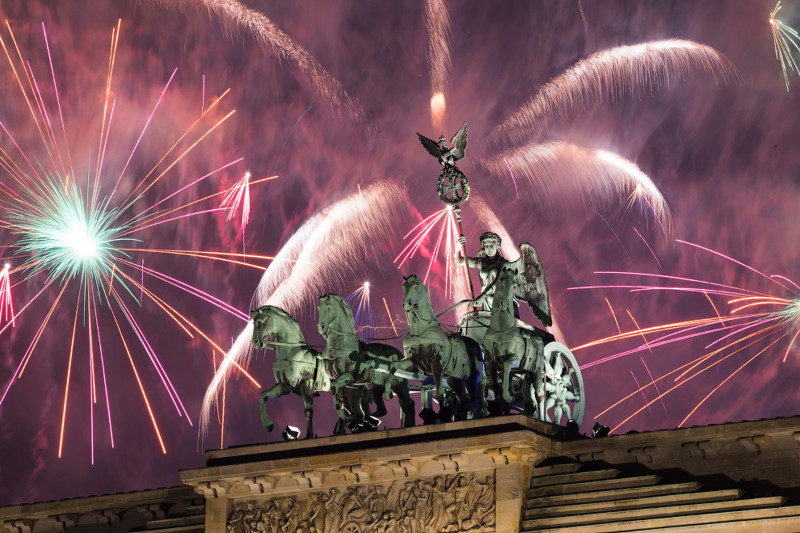 Берлин и Бранденбургские ворота, 1 января 2017. новый год, праздник, салют, фейрверк