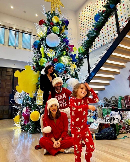 Фотосессии в пижамах и шапках Санты: как Мэрайя Кэри, Риз Уизерспун, Джаред Лето и другие звезды встретили Рождество Хроника