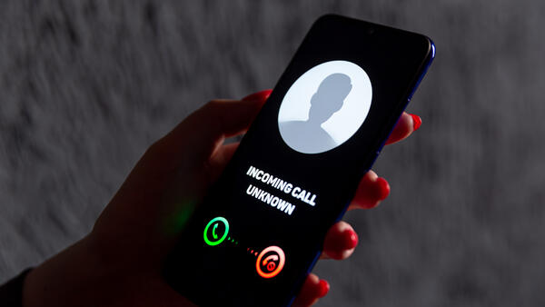 Зачем мошенники звонят с иностранных номеров — ловят на удочку из трех цифр - похожая новость на Toplenta