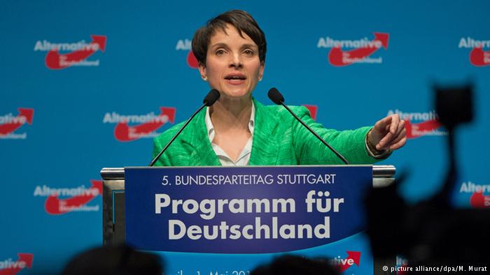 Сопредседатель АдГ Фрауке Петри представляет на съезде в Штутгарте Программу для Германии 