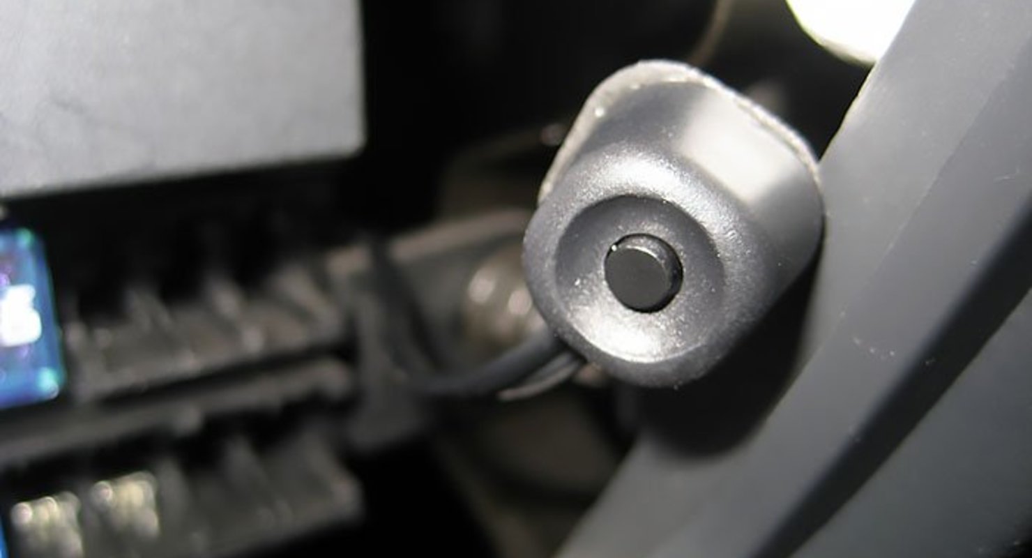 Где в автомобиле находится кнопка Valet?