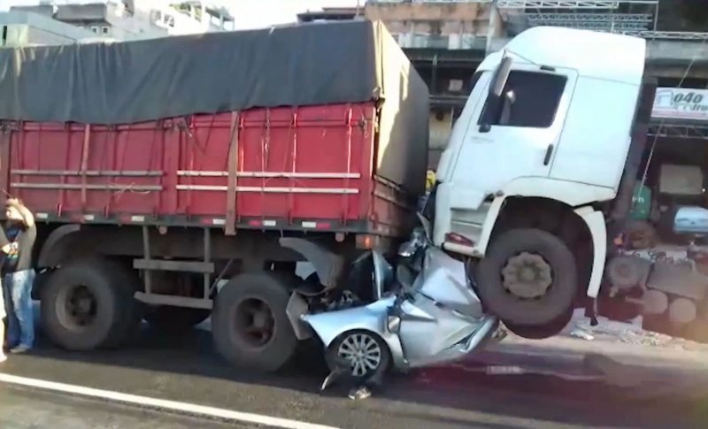 Водитель выжил в сплющенном грузовиками автомобиле аварии,авто и мото,автоновости,видео