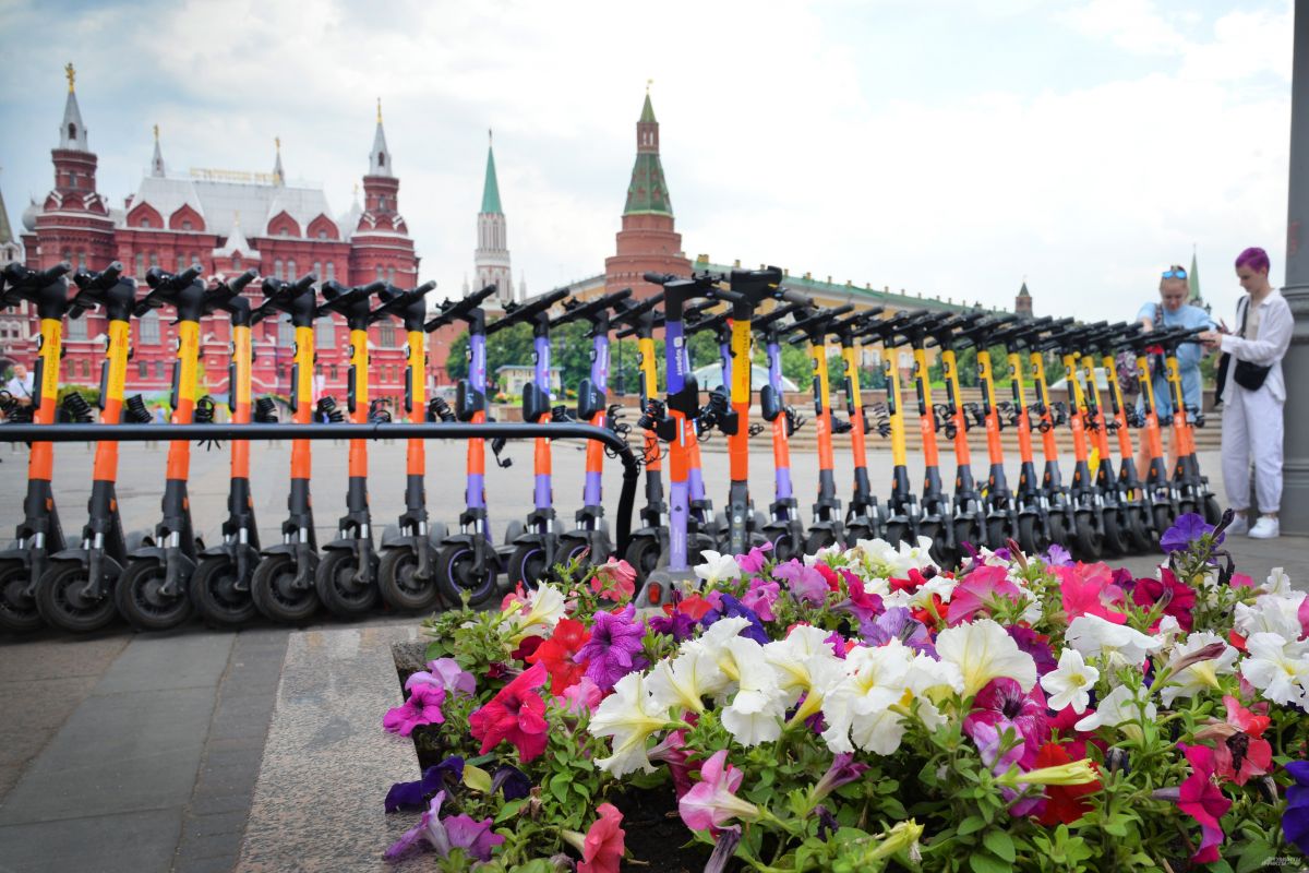 День города москва погода. Москва днем. С днем города Москва. Москва готовится к Дню города. День города Москва украшена.