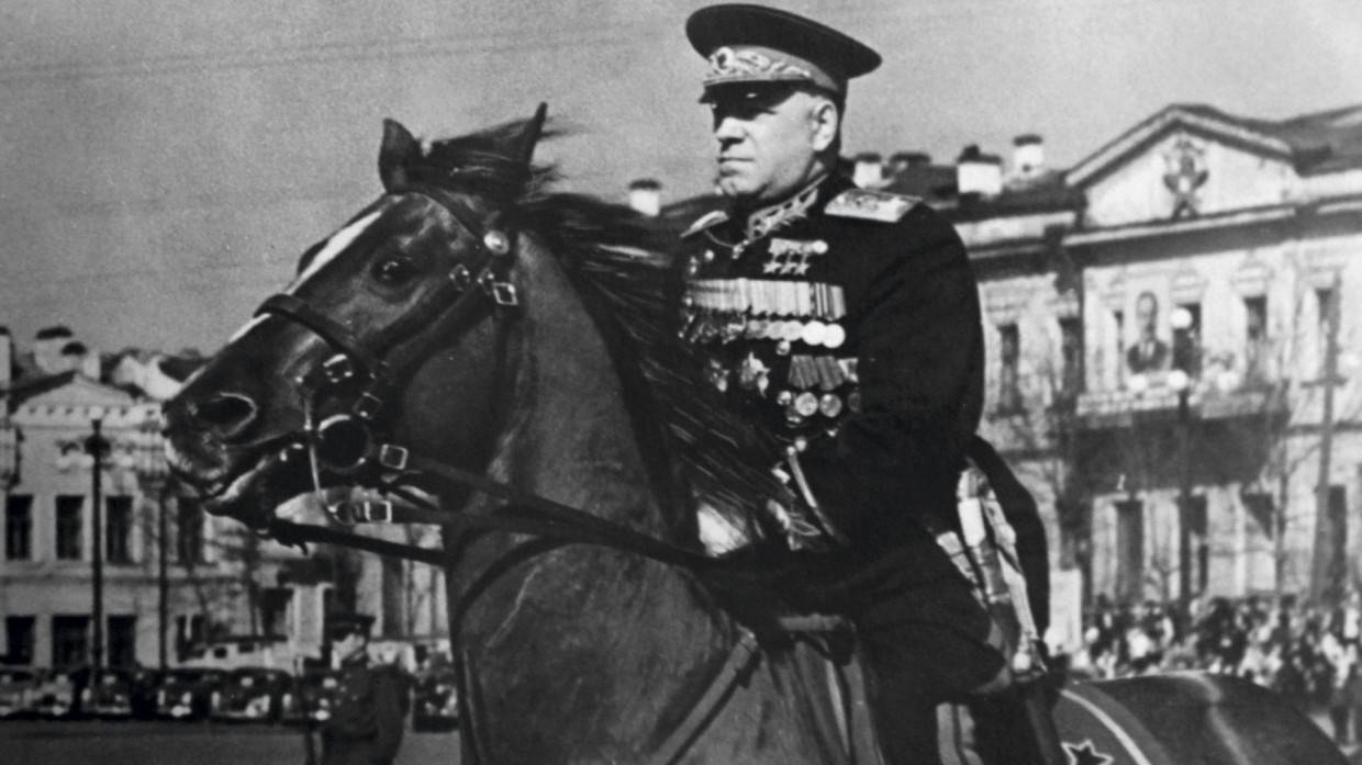 Минобороны РФ показало уникальные архивные снимки фронтовых будней советских полководцев