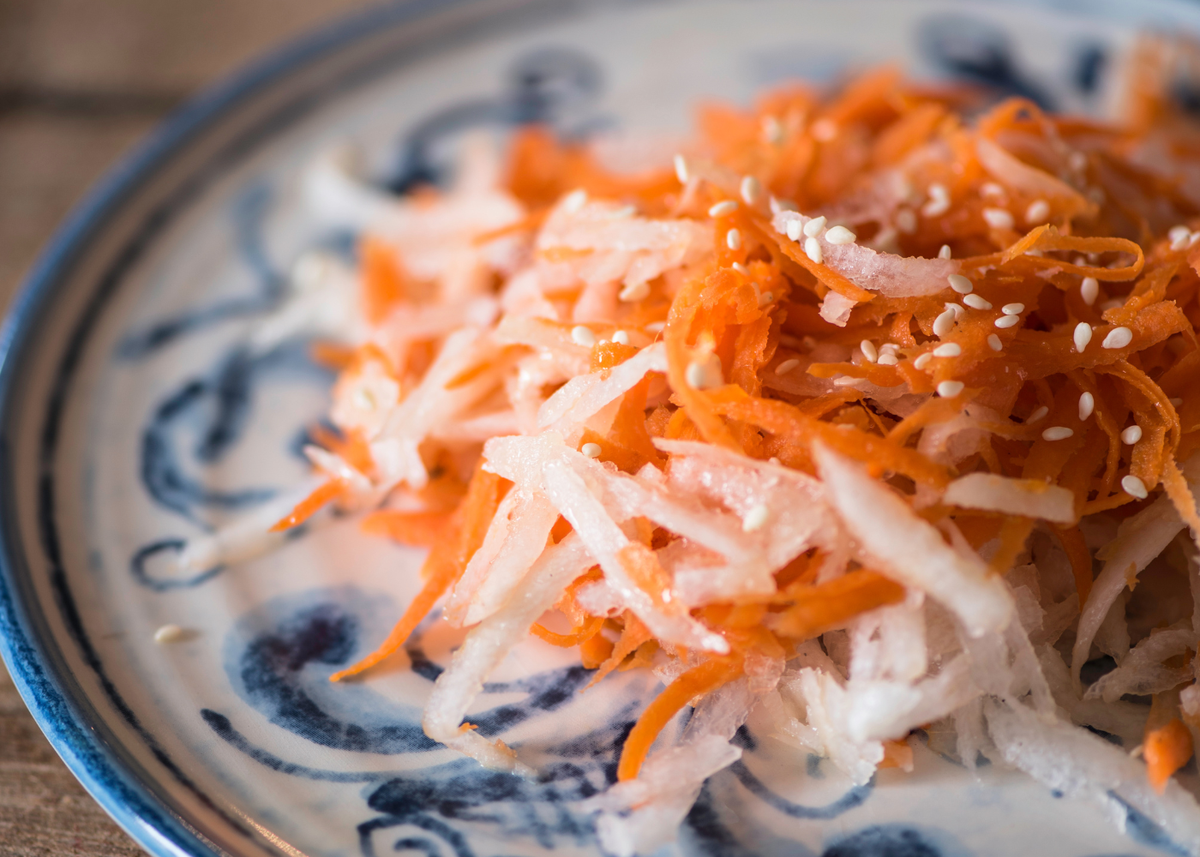Японский салат с дайконом: просто и вкусно корнеплоды, соуса, просто, перец, кунжутное, и дайкон, салат, морковь, а может, и дайте, ч небольшой, Смешайте, и сочнееСделайте, мягче, станут, Морковь, появился сок, чтобы, минут, постоять
