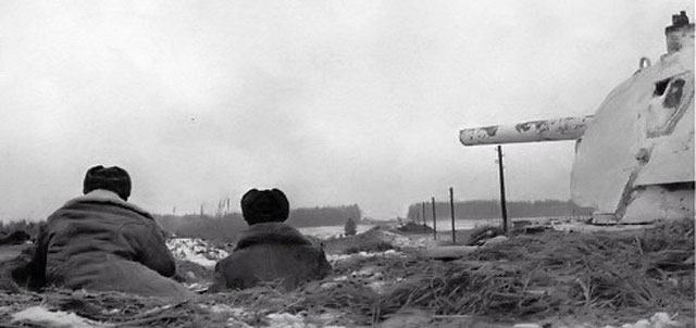 Танк Т-34 на дальних подступах к столице, в районе Волоколамского шоссе, Западный фронт. Ноябрь 1941 года