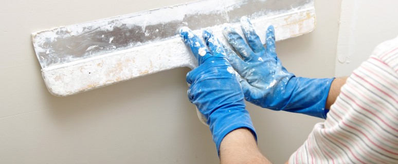 Почему отваливается штукатурка в одном и том же месте