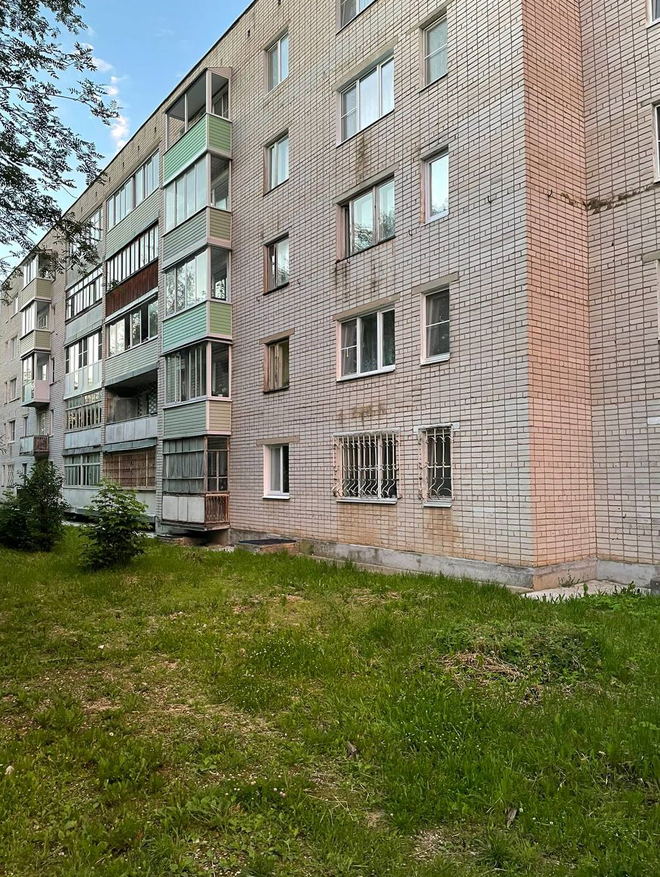 В Тверской области из окна жилого дома выпал полуторагодовалый ребёнок