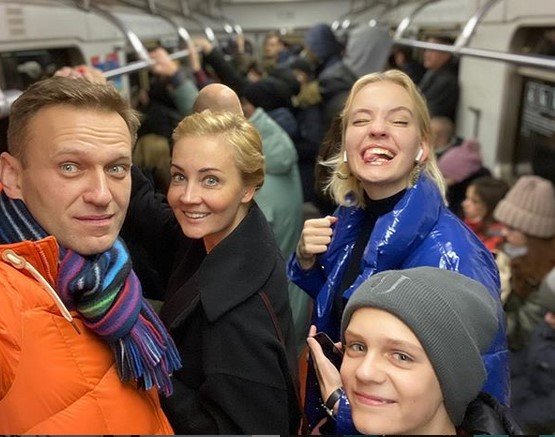 Улыбки под наркотой: ужасы семьи Навального Улыбки под наркотой: ужасы семьи Навального навальный, дочь, наркотики