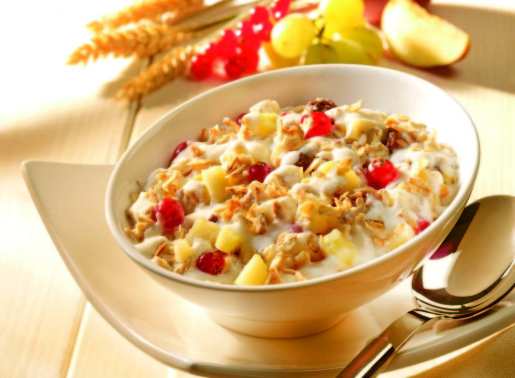 Фрукты с мюсли в пиале