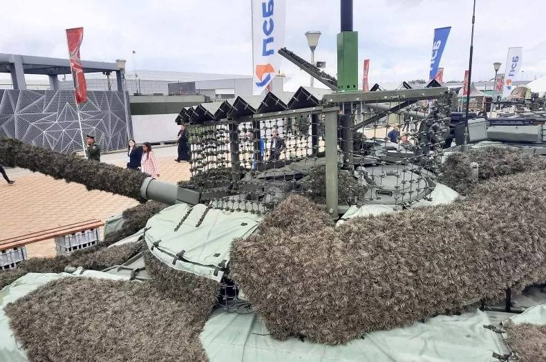 Уже и на выставку попали: танки с антидроновыми козырьками на форуме «Армия-2023» оружие,танк